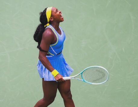 Coco Gauffová postúpila do semifinále WTA Finals po víťazstve nad Swiatekovou
