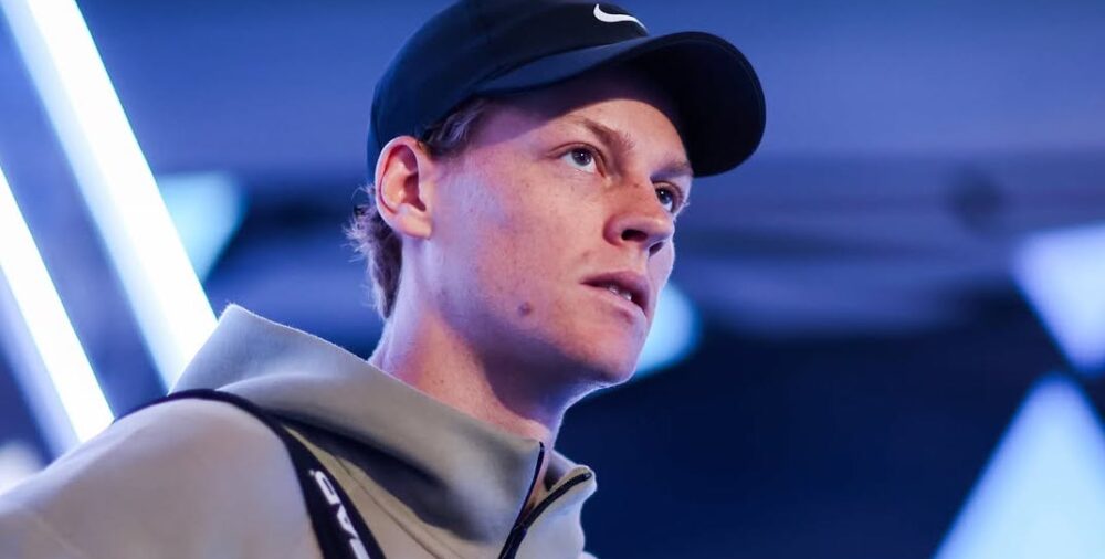 Jannik Sinner je vylepšená verzia Djokoviča s rýchlejšou hrou, hovorí Mouratoglou
